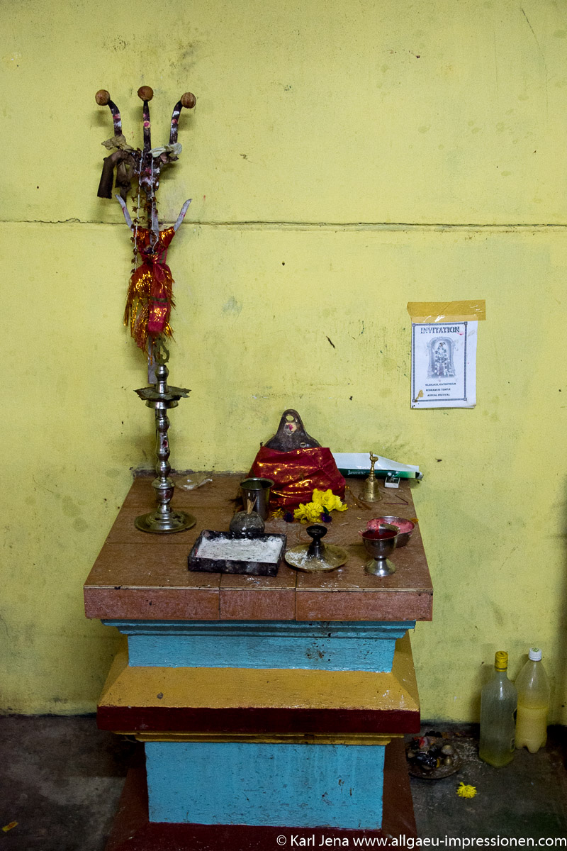 Hindualtar in der Teefabrik zu Ehren des "Gottes für Elektrizität"
