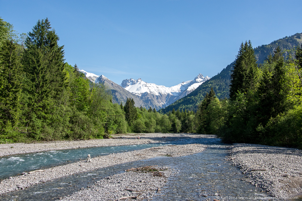 Trettach südlich von Oberstdorf mit schneebedeckten Kratzer