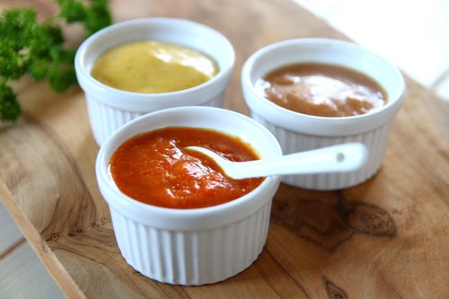 Fettfreie Dips: Ketchup, Senf, Dressing aus Datteln, Knoblauch und Zitrone