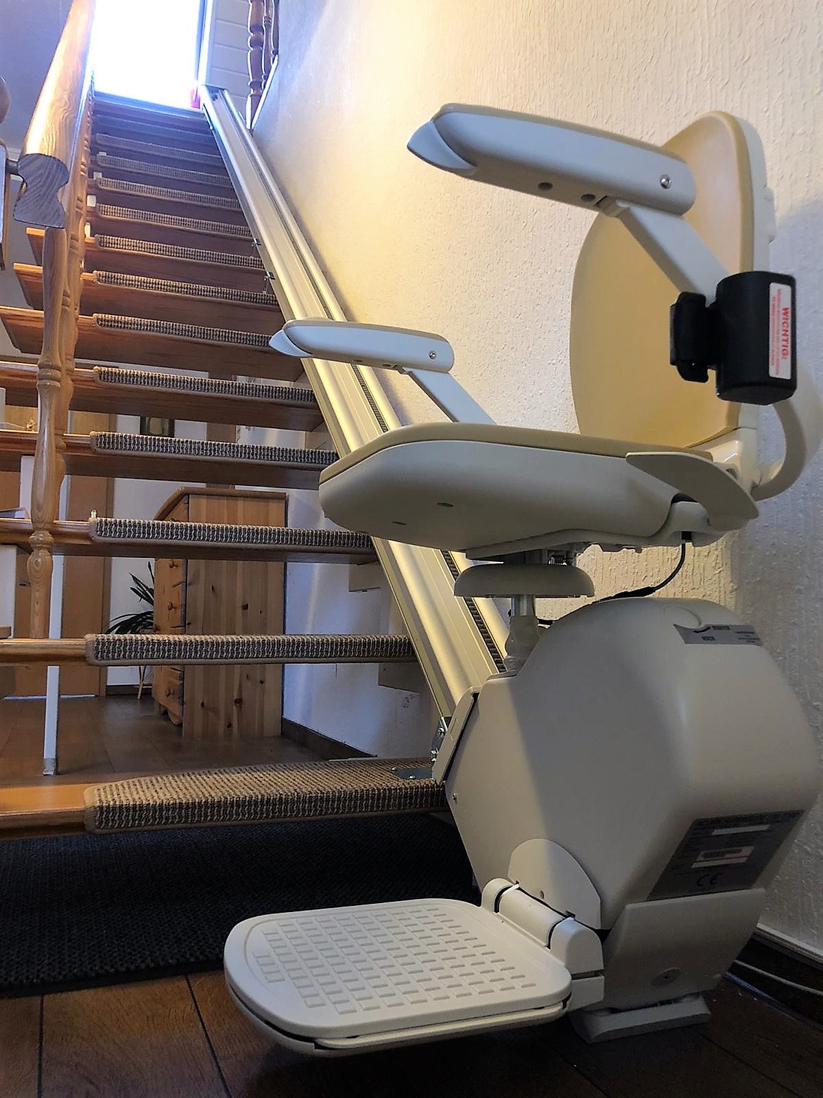 schmal, elegant und sehr nützlich - der Treppenlift SG 130