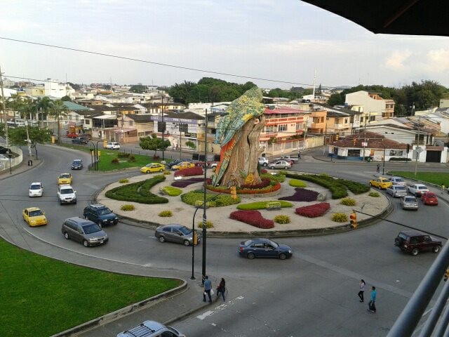 Un rond point vu du balcon de Juan Valdez café au CityMall à Guayaquil - Gilles Bélanger