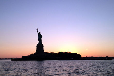 "Liberty" on Ellis Island in New York City; la statue de la Liberté - banque de photographies gratuites