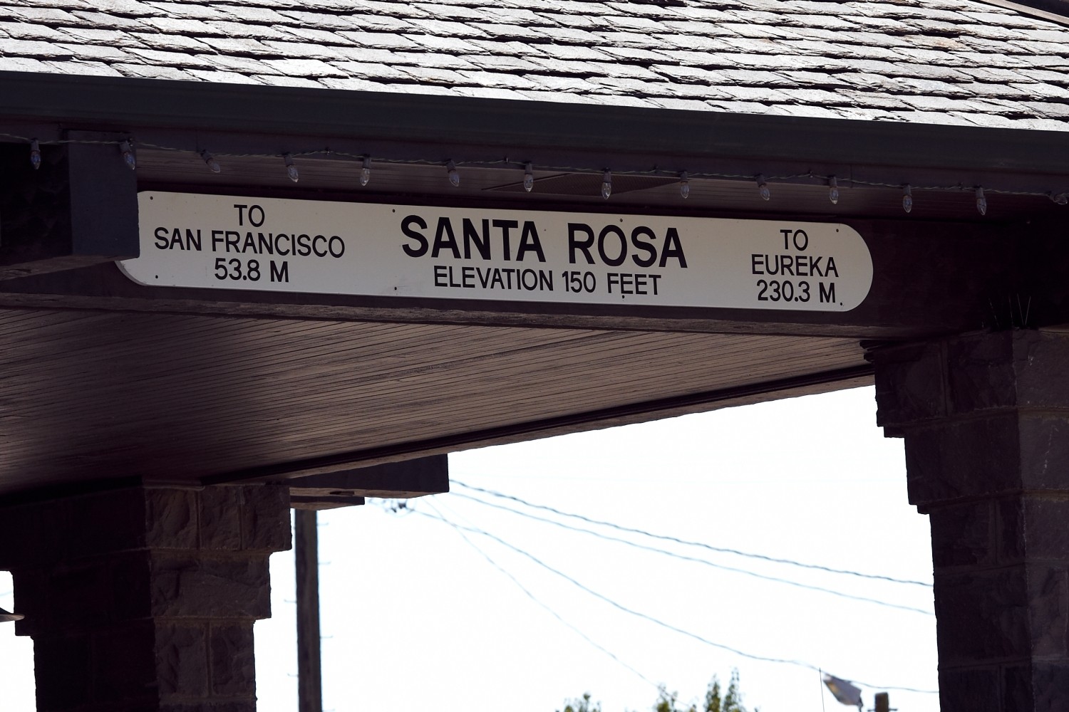 In "Der unsichtbare Gegner reisen die drei ??? durch Santa Rosa. Das Foto zeigt den alten Bahnhof, wo schon Alfred Hitchcocks Film "Shadow of a Doubt" gedreht wurde.