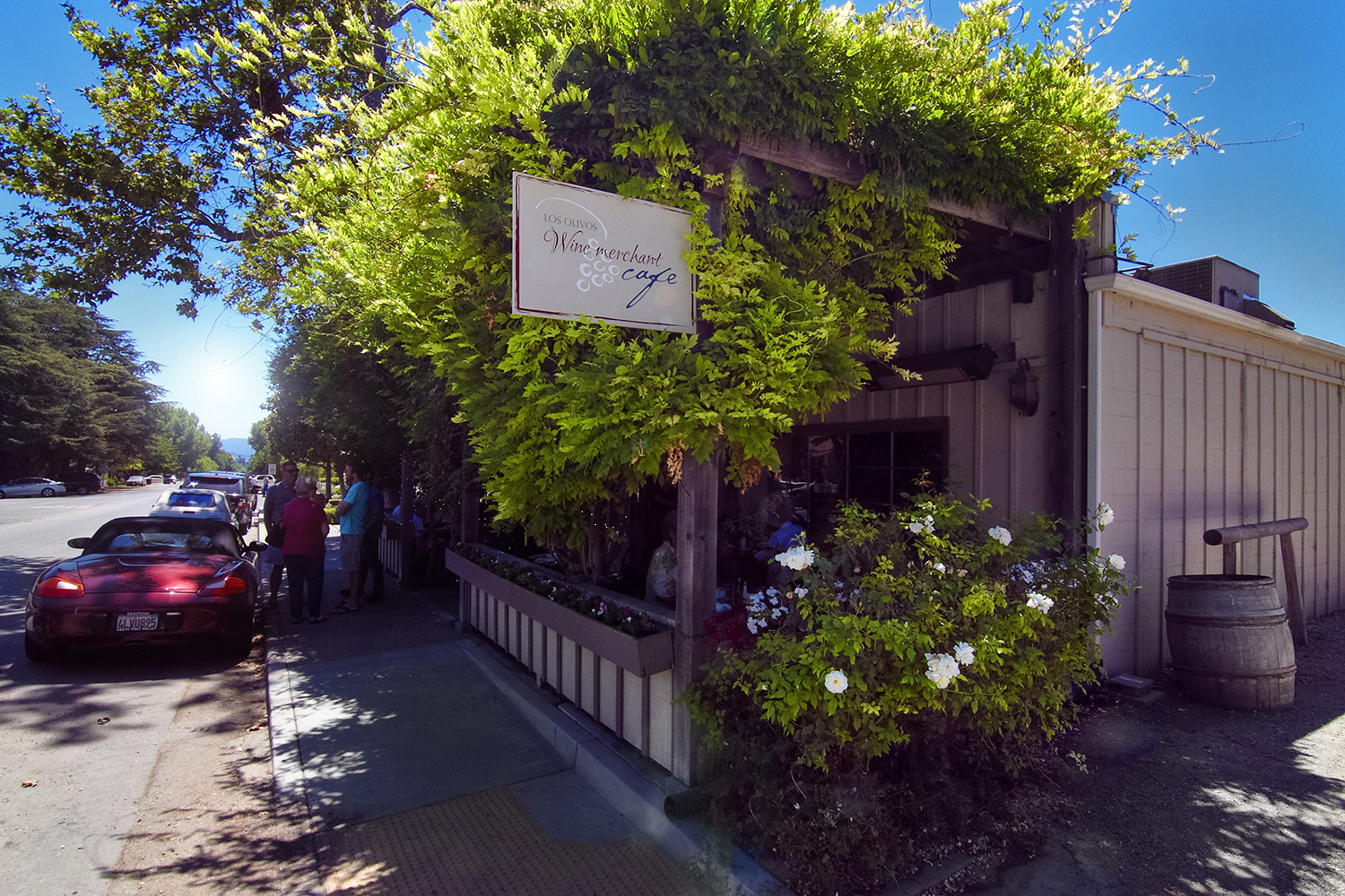 Im Los Olivos Merchant & Cafe haben Miles und Jack ihr Doppel-Date mit Maya und Stephanie. Vor der Veranda fällt der legendäre Satz: "If anyone orders Merlot, I'm leaving. I am NOT drinking any fucking Merlot!"