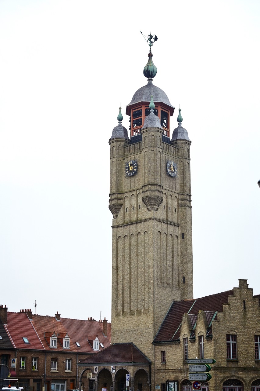 Der Belfried, der im Film eine zentrale Rolle spielt, steht natürlich auch in Wirklichkeit am Marktplatz in Bergues.