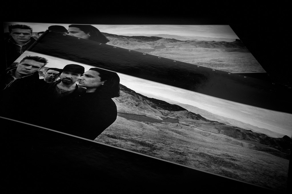 LP-Cover von THE JOSHUA TREE: U2 am Zabriskie Point im Death Valley
