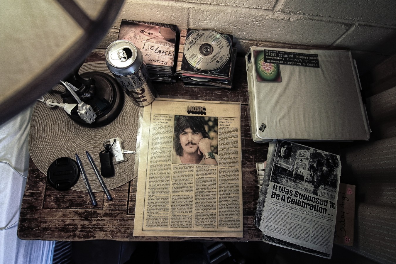 Auf dem Schreibtisch stapeln sich von Fans kompilierte CDs, Erinnerungsstücke,... (Foto: Christian Düringer)