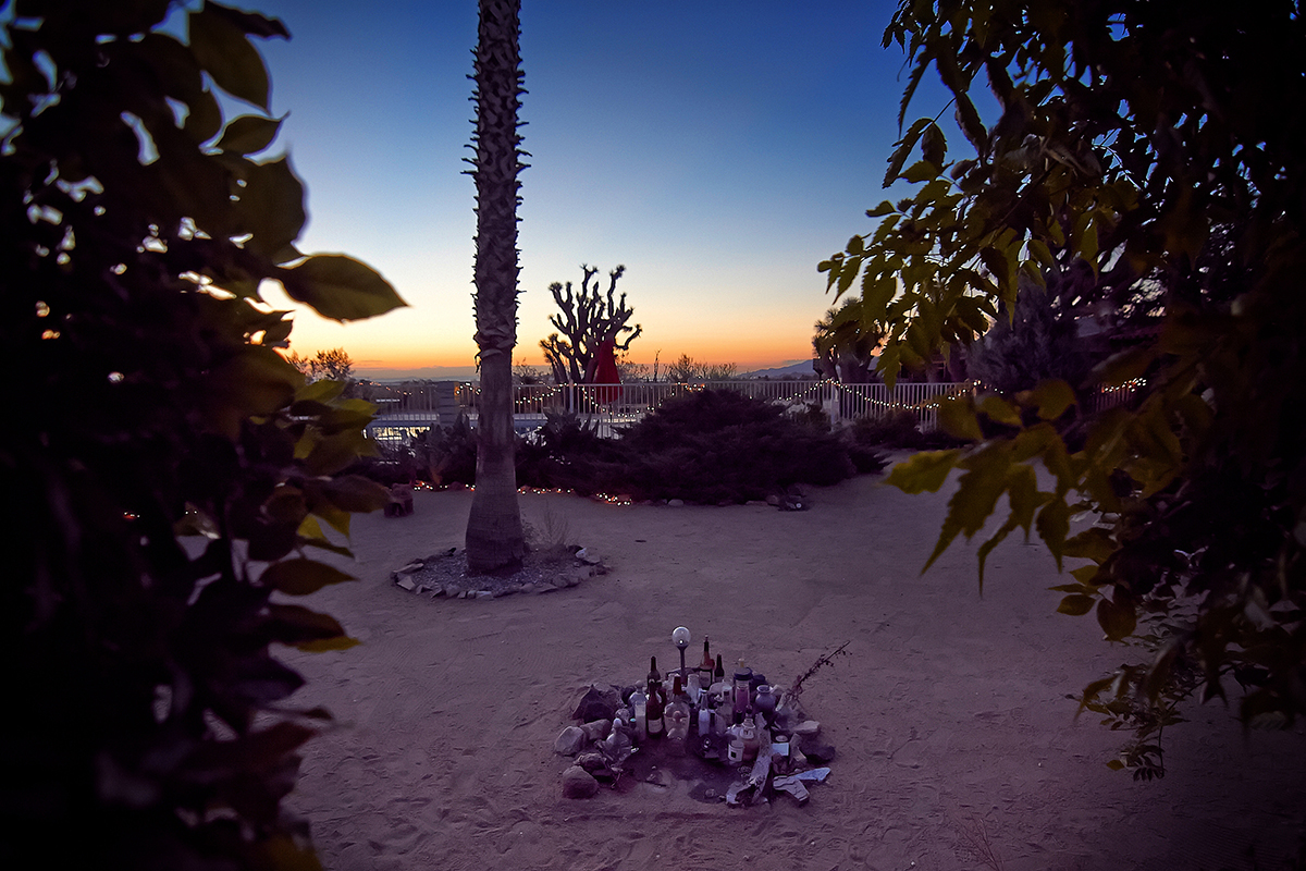 Blick aus Room 8 bei Sonnenaufgang. Im Vordergrund ein Gram Parsons-Memorial, das für Fans aus aller Welt ein Wallfahrtsort geworden ist, (Foto: Christian Düringer)