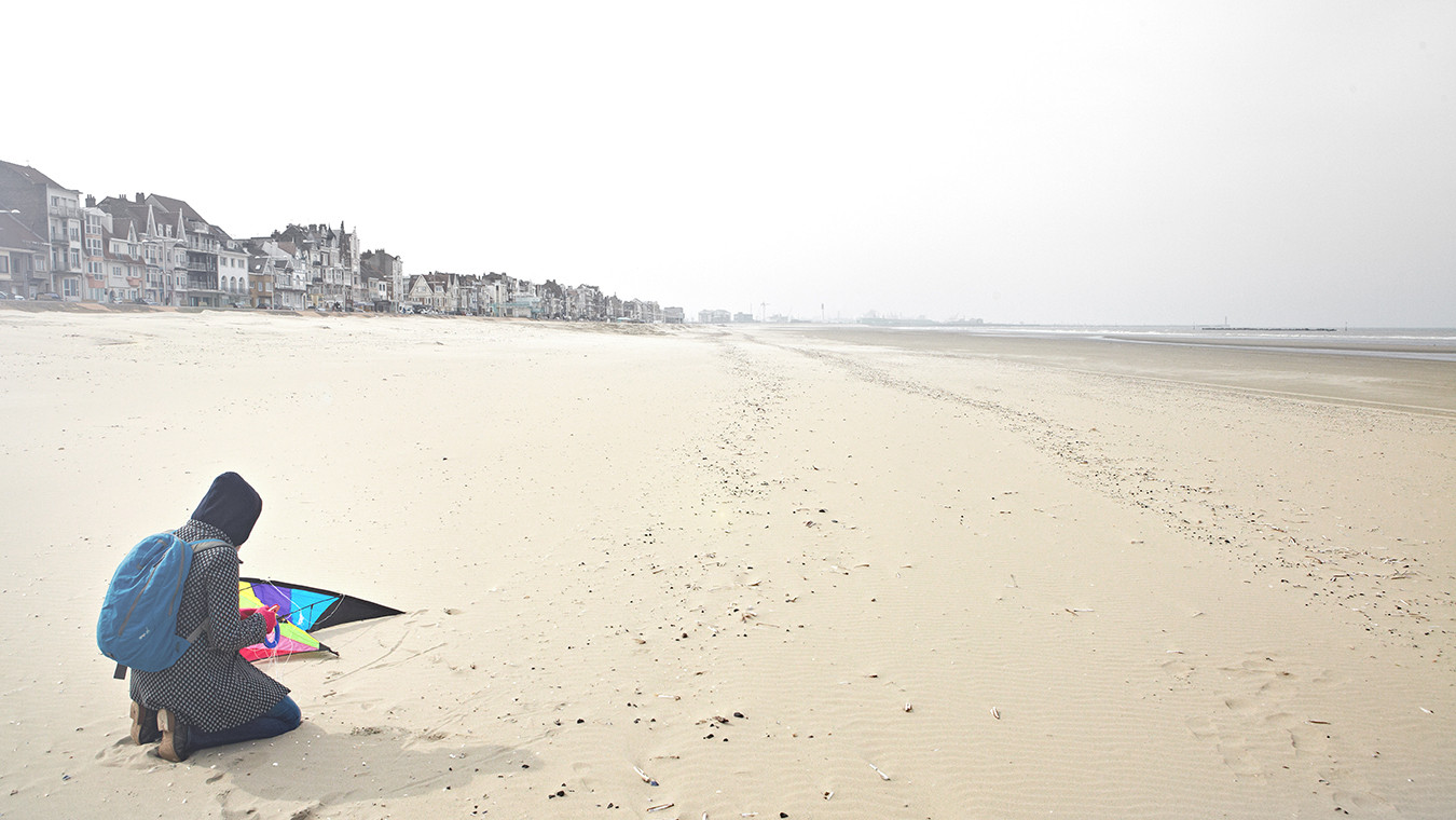 15 Autominuten von Bergues liegt der Strand von Dunkerque, wo Antoine und Philippe im Film Strandsegeln. 