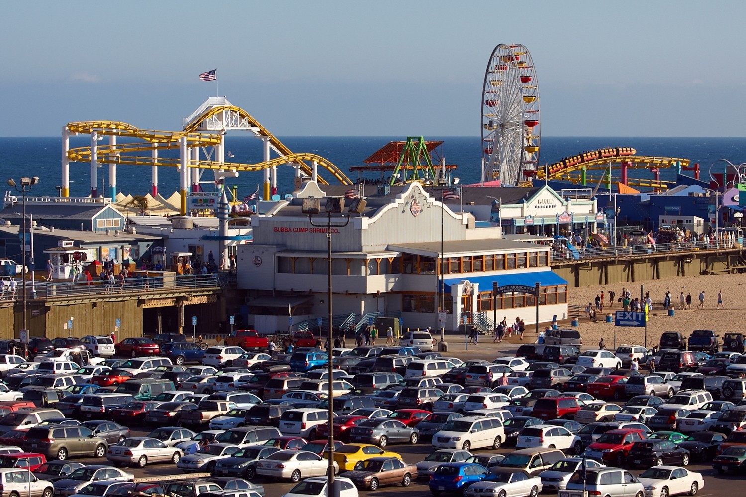 Der Pier ist das Wahrzeichen von Santa Monica. In den 1920er Jahren gebaut, ist der Pier heute mit einen kleinen Vergnügungspark ein beliebtes Touristenziel. 