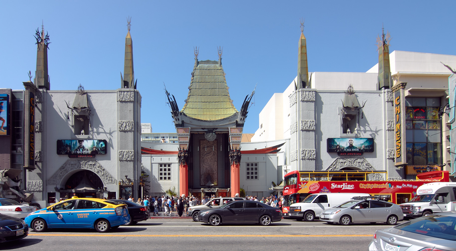 Das "Chinese Theater" wird in einigen Folgen erwähnt. In "Feuermond" stoßen die die drei ??? hier z.B. auf ihe Widersacherin Brittany.