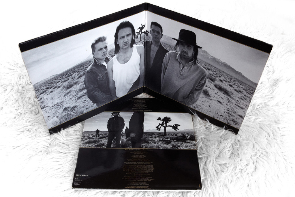 Die Fotos von Anton Corbijns Session mit U2 vor dem Joshua Tree, die es auf Foldout- und Backcover geschafft haben. (THE JOSHUA TREE, 1987, Island Records)