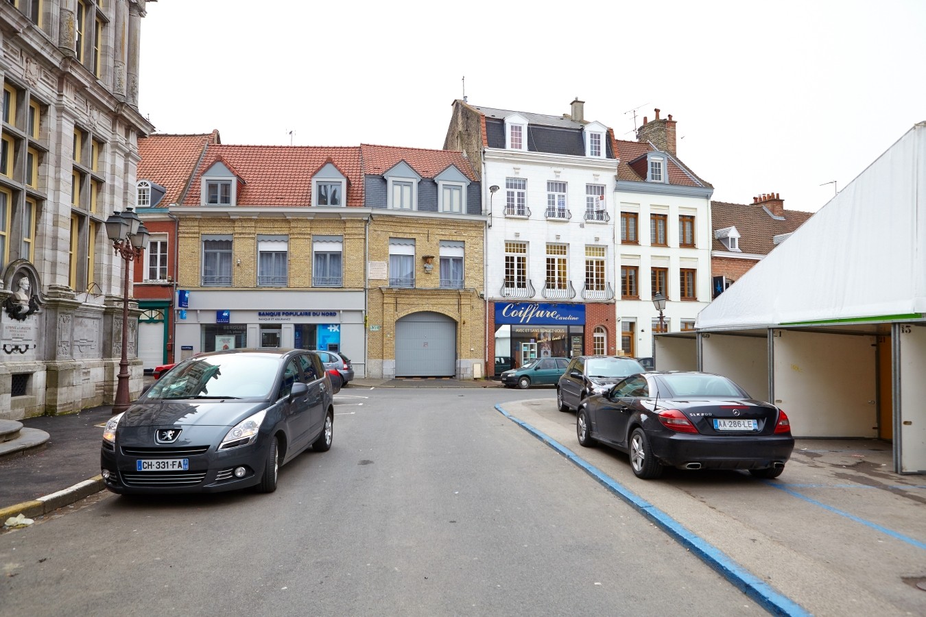 An dieser Stelle hinterm Marktplatz kommt Philippe nachts und bei Regen in Bergues an und nimmt direkt unfreiwillig Antoine auf die Motorhaube.