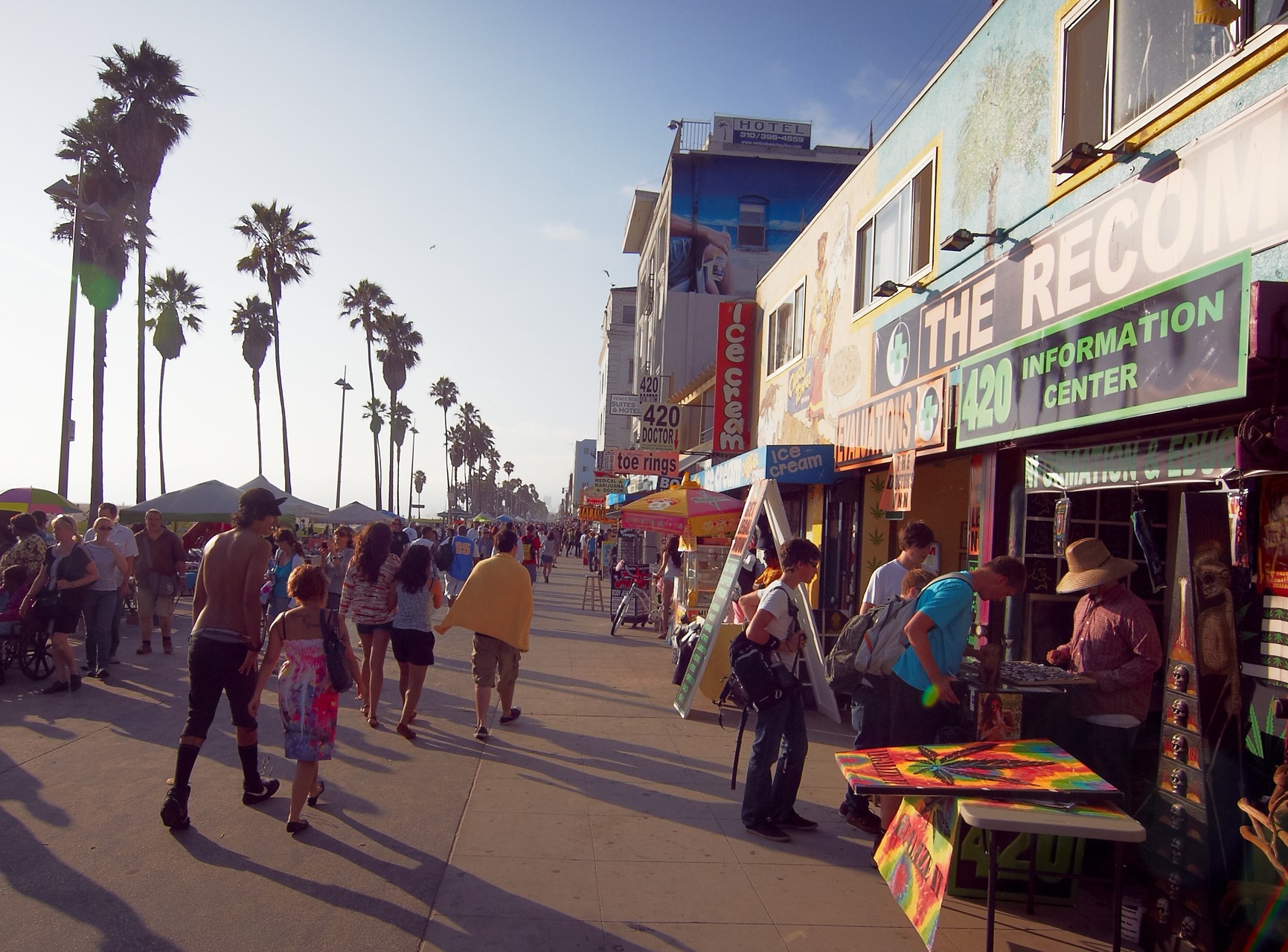 ...und auch in anderen Folgen findet Venice Beach mit seiner...