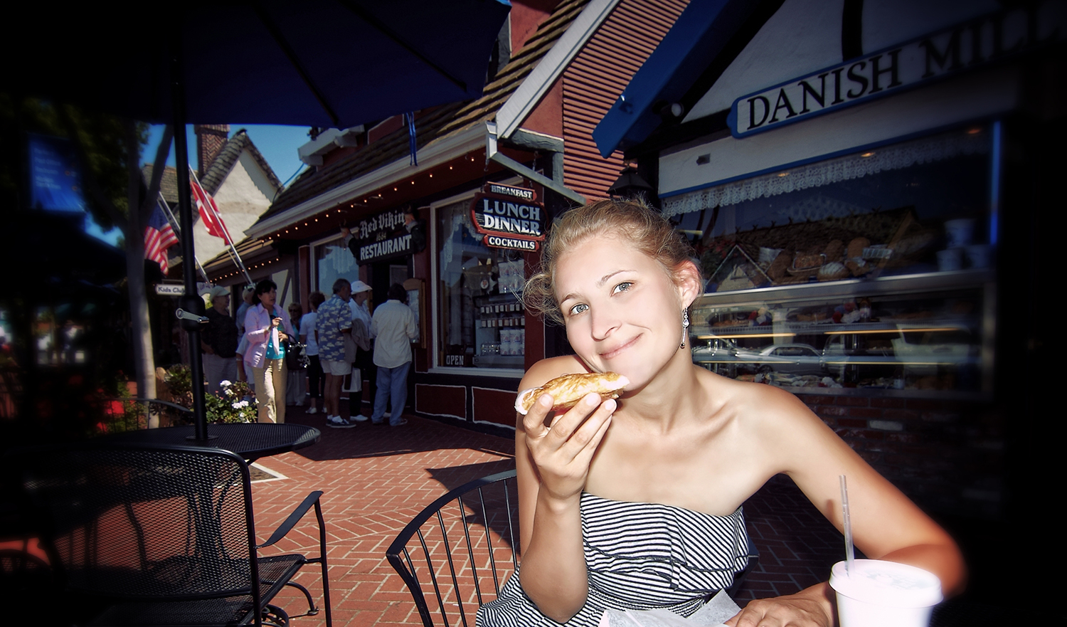 Solvang gilt als "dänische Hauptstadt Amerikas". Mitten im kalifornischen Weinanbaugebiet im Santa Ynez Valley gibt es hier neben dänischer Architektur, dänische Bäckereien, Restaurants und einen Hans Christian Andersen Park. 
