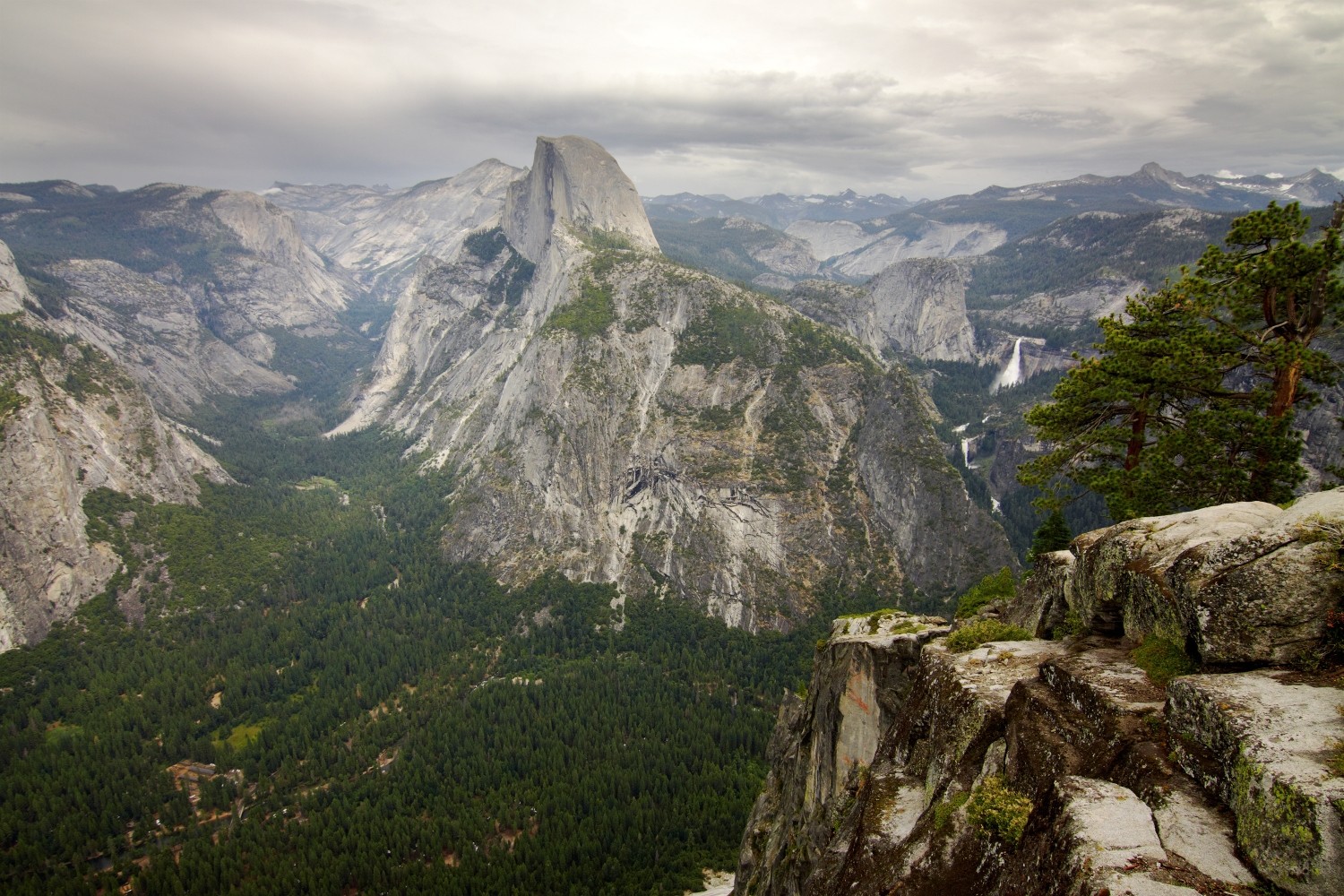 Der "Half Dome" ist das Wahrzeichen des Yosemite Nationalparks. Der Gipfel liegt auf einer Höhe von 2693 Metern. 