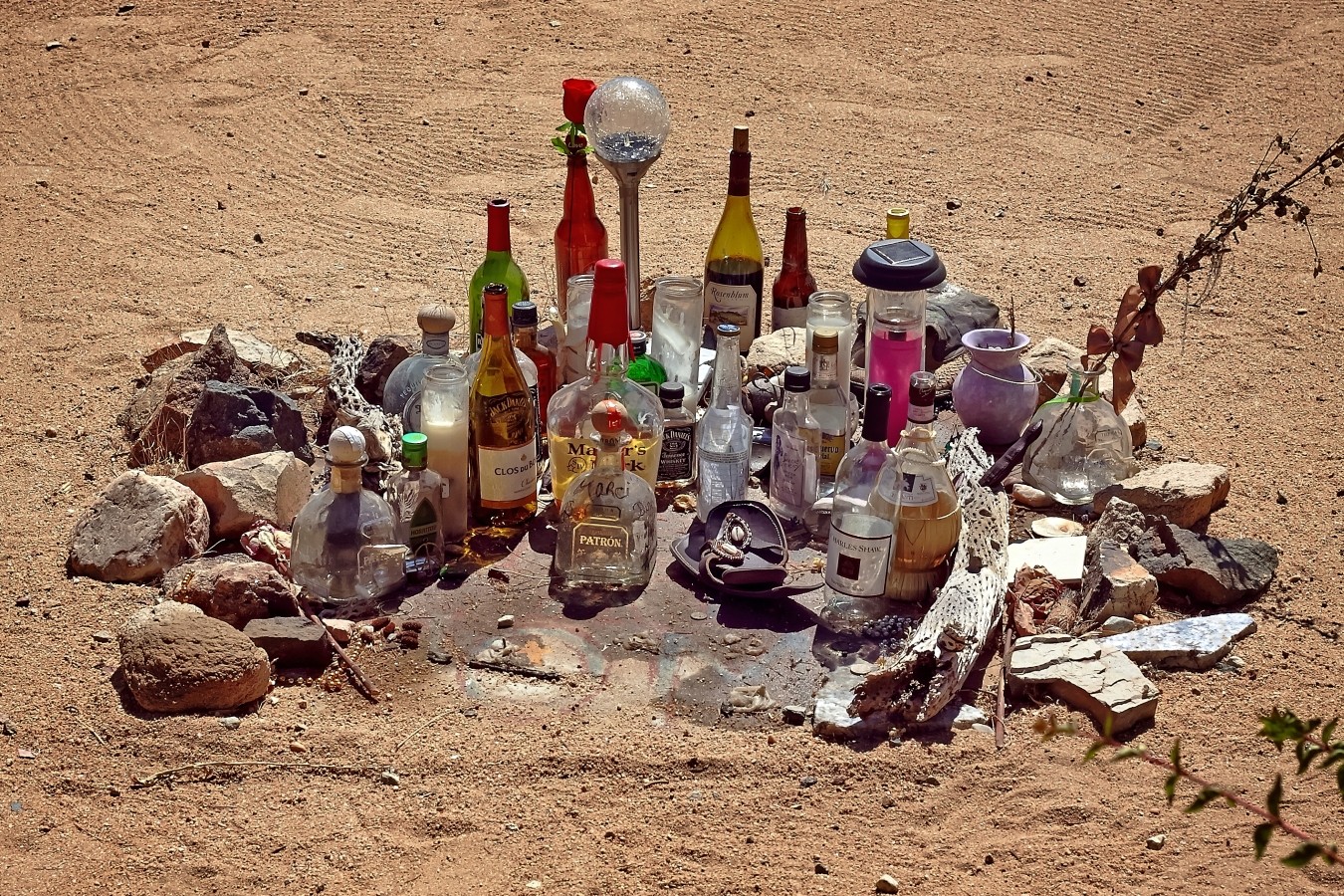 Ein steinerne Platte mit der Aufschrift "Safe Home" markierte lange die Stelle im Joshua Tree National Park, an der Phil Kaufman Parsons Leiche einäschern wollte. Nachdem sie dort entfernt werden musste, liegt sie nun vor Room 8 im JT Inn.