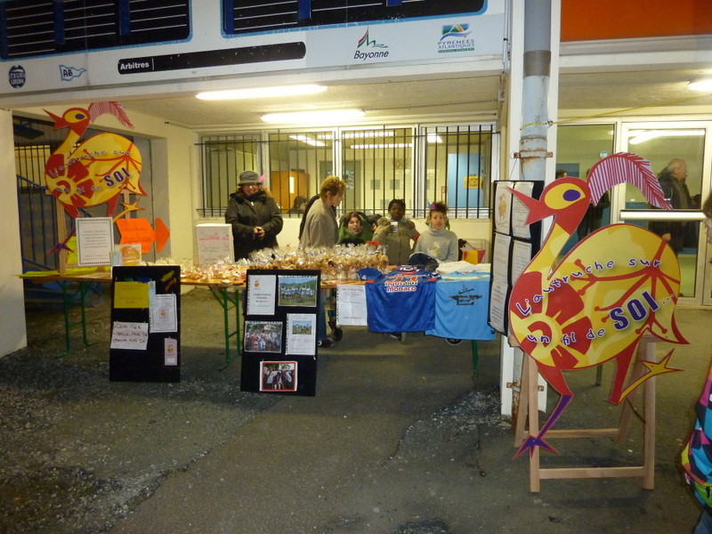 et tient un stand de vente de confiseries et biscuits...