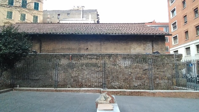 Lato esterno dell'Auditorium che si affaccia a destra su via Leopardi