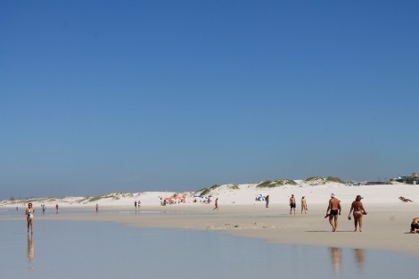 Persone camminano su una spiaggia brasiliana