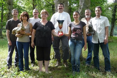 Le trophée et l'équipe du BRGM