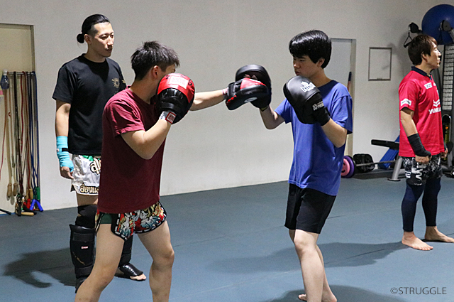 蹴りとパンチの形の練習