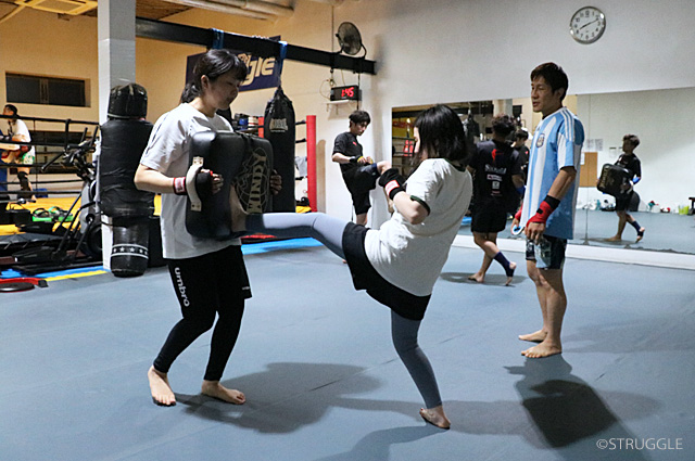 ボディパンチと前蹴り