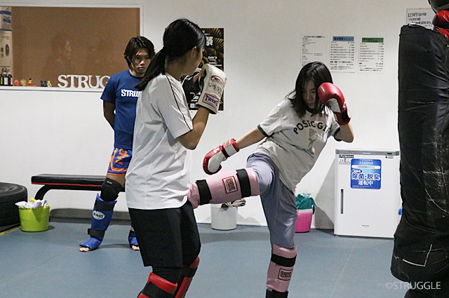 ローキックを加えてワンアクションの攻防