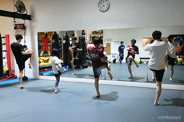 膝蹴りは突くように