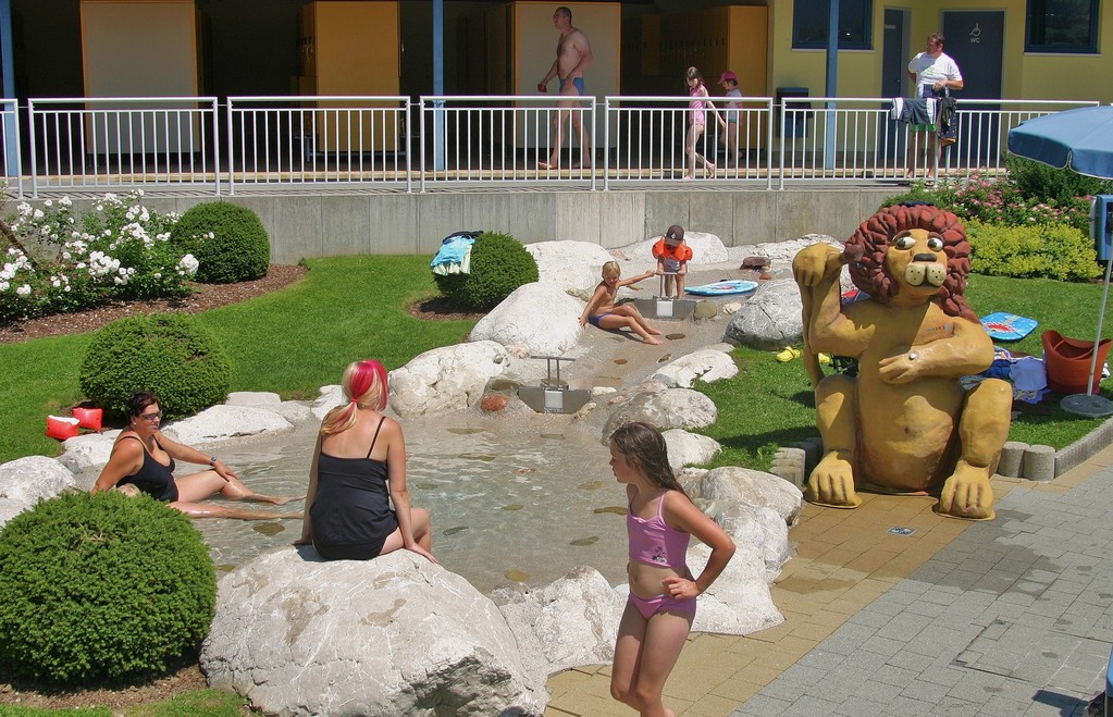 Kinderbereich, Spielbach mit Duschlöwe