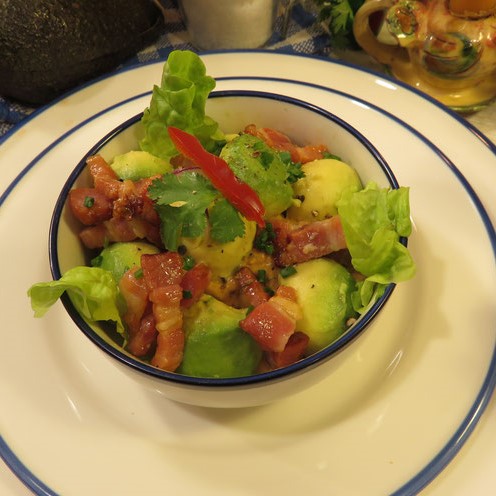 Salade d'Avocat aux petits lardons, sauce cocktail maison