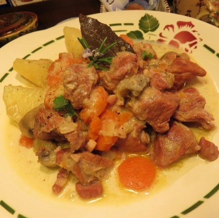 Mijoté de veau campagnard, à la crème et petits légumes Mère Mitraille