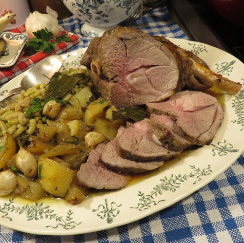 Gigot d'Agneau traditionnel de Pâques, rôti au four. Délicieux !