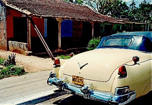 vor jeder Hütte steht ein amerikanischer Oldtimer