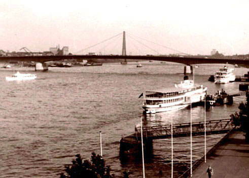 vor mir die Deutz-Brücke von Köln