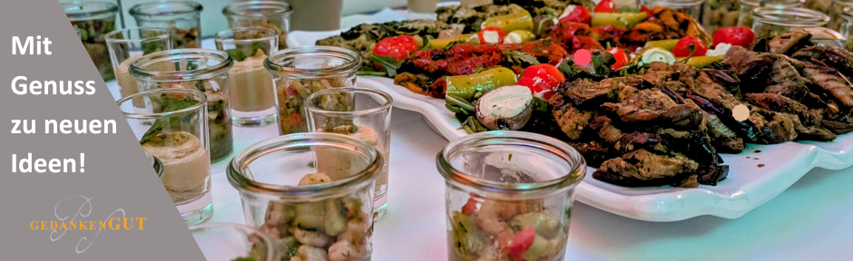 Buffet mit Fingerfood im Glas und gegrillten Spießen auf Platte – kulinarische Teamevent Ideen im Parkhotel Schillerhain.