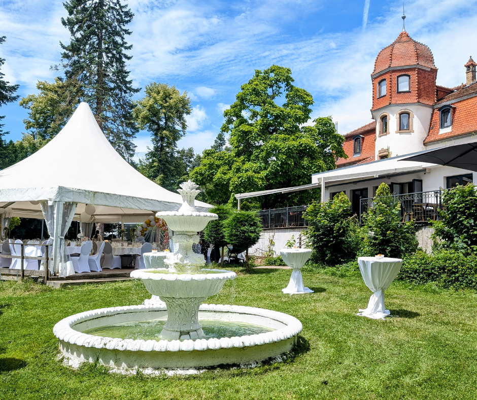 Brunnen im Park, Eventzelt