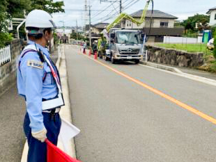 福岡、春日で交通誘導する警備員（ガードマン）