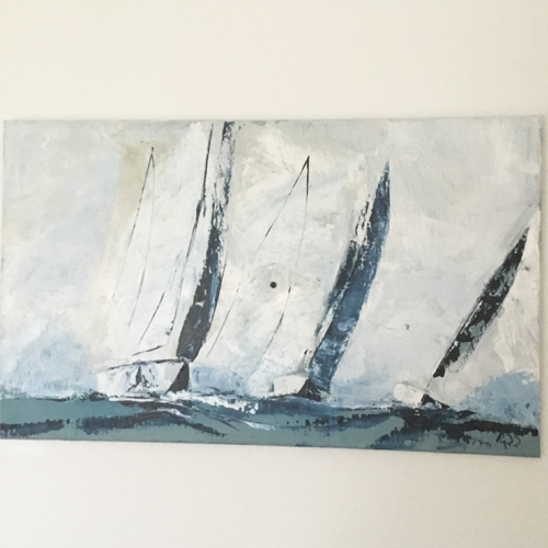 ein helles Bild mit Segelbooten, gemalt mit einem Spachtel. Es sind Nähte und Ösen mit im Bild.