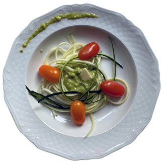 Zucchini Nudel mit pesto und Parmesan und kleinen Tomaten