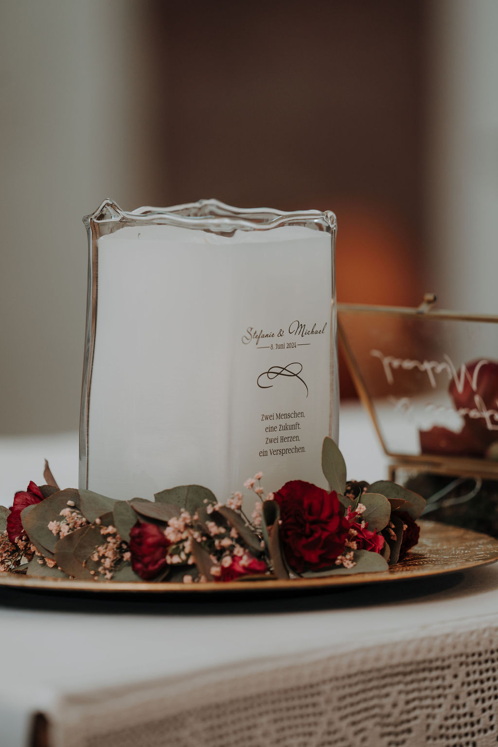 Hallo Herr Labacher, anbei sende ich ihnen Fotos von unserer Hochzeitskerze ! Es war eine wunderschöne Hochzeit und wir haben uns über die schöne Kerze sehr gefreut. DANKE ! mfg Stefanie B.