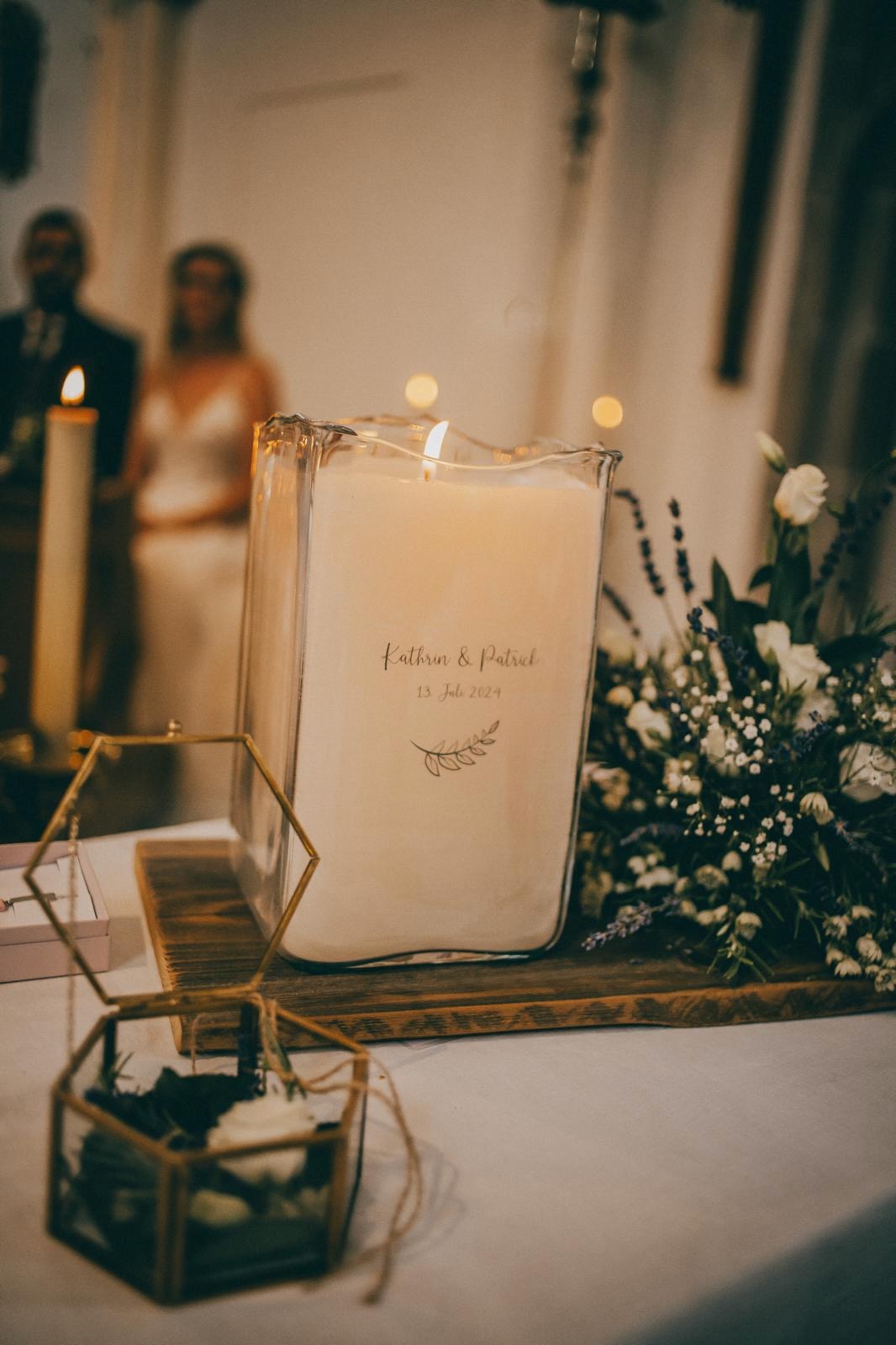 Hallo,  anbei Bilder von der Hochzeitskerze - es war eine sehr schöne Feier, die von der Kerze würdig umrahmt wurde. Freundliche Grüße, Annemarie B.