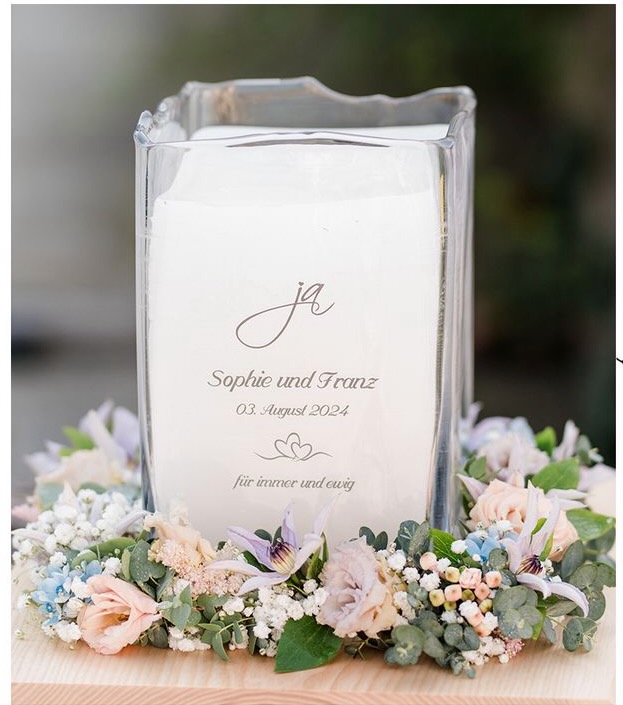 Tekla Sand - eine der beliebtesten Hochzeitskerzen - schlichtes Design veredelt mit einem sommerlichen Blumenkranz. Andrea P.