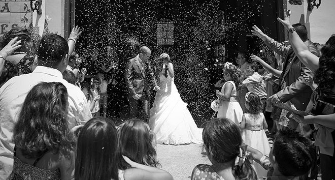 Única foto existente de Sordas Cenicienta Resucitada (al fondo, vestida de blanco, el día de su triste boda y justo cinco minutos antes de divorciarse).- cartoonja.com