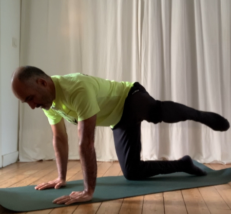 Video-Link 👆: Übung zum Training der Rumpfmuskeln und der seitlichen Hüftmuskulatur - Bein seitlich heben/den Rücken gerade halten-Level 1&2