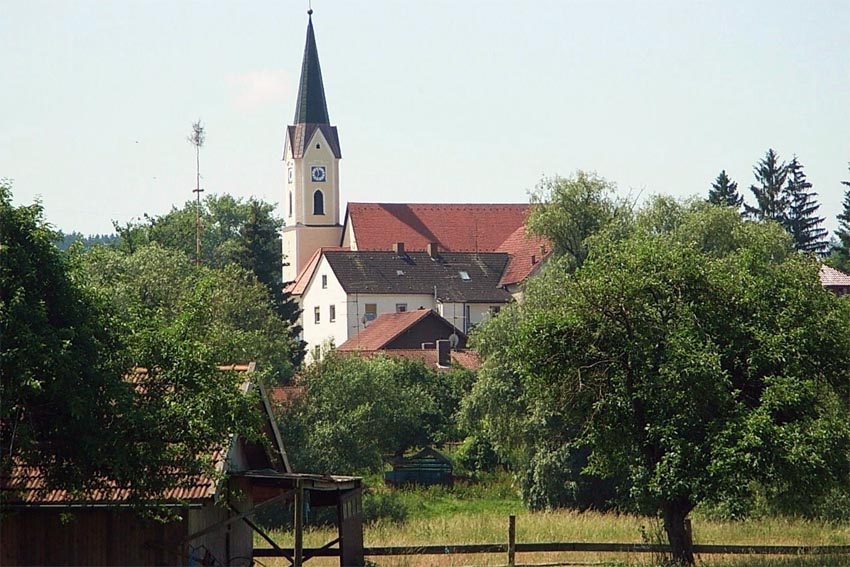 Die Kirche prägt as Ortsbild von Bayerbach