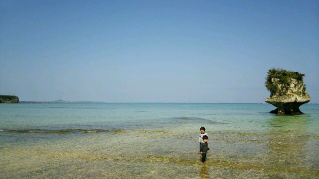 浅瀬で子供たちも遊べます