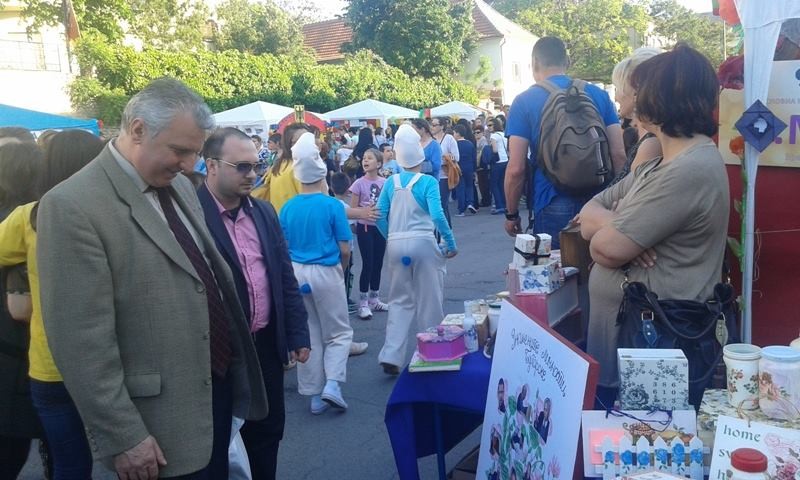 Kao koordinator aktivnosti za projekat Evropsko selo, ispred naše škole, uputila sam poziv Ambasadi Republike Bugarske u Beogradu da nam se  pridruži na manifestaciji, 8. maja. Savetnik Ambasade Republike Bugarske G-din Detelin Dimitrov se odazavo pozivu 