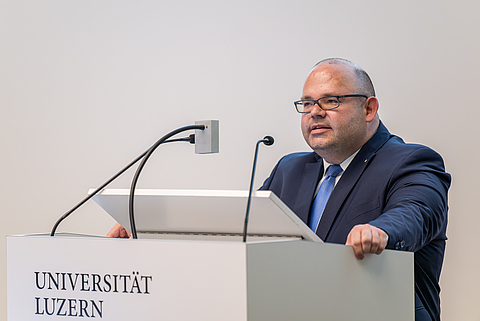 Bildungs- und Kulturdirektor Armin Hartmann anlässlich seiner Jubiläums-Rede «450 Jahre Wissenschaft und Bildung in Luzern» an der Universität Luzern. (Bild: Universität Luzern)