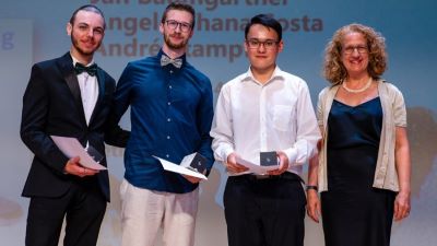 Drei junge Herren, die gerade den Preis für die beste Interdisziplinäre Projektarbeit im technisch-naturwissenschaftlichen Bereich erhalten haben, strahlen mit Prof. Dr. Sabine Sulzer, Vizedirektorin der Hochschule Luzern T&A um die Wette.